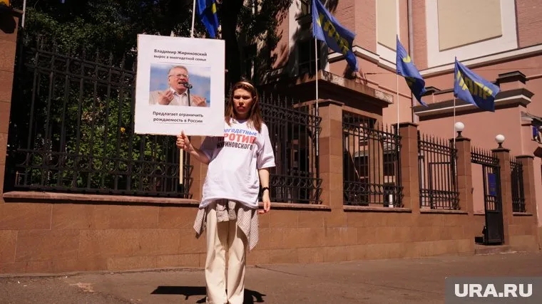 Лидер ЛДПР Владимир Жириновский заявил, что в семьях должен быть всего один ребенок