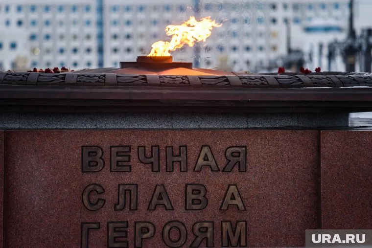 В честь старта «Вахты памяти» к мемориалу героев ВОВ возложили цветы