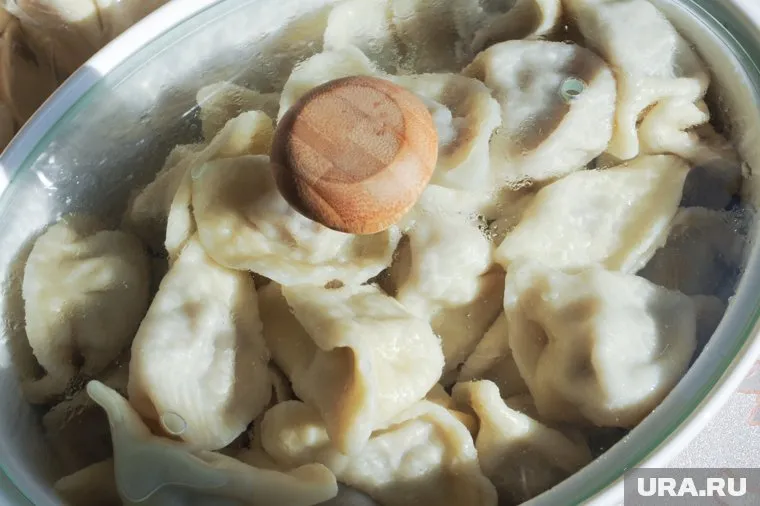 После ужина пельменями в Красноярском крае погибло четверо детей, пишет Baza