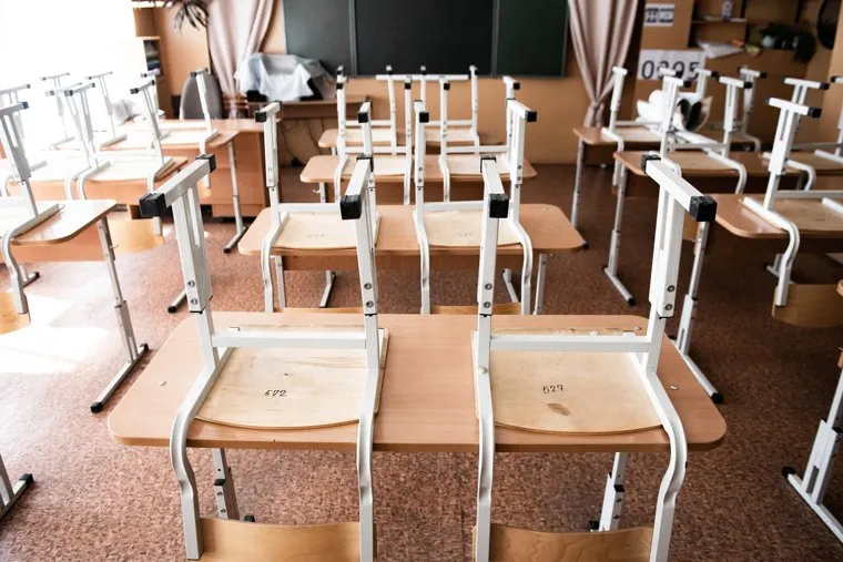 Монтаж камер, которые будут обеспечивать видеотрансляцию в ходе сдачи ЕГЭ. Екатеринбург