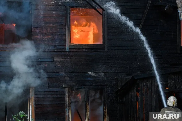 В Салехарде загорелся жилой дом (фото из архива)