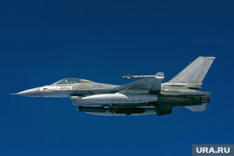 Украине «впарили» устаревшие F-16, заявил заслуженный военный летчик РФ Владимир Попов