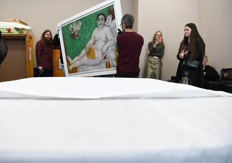 Распаковка картин в музее ИЗО после выставки в Сеуле. Екатеринбург 