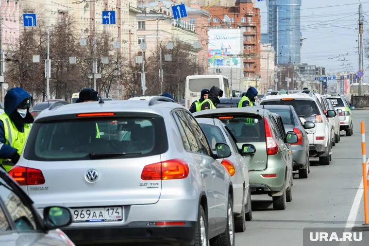Полицейские проверяют документы у каждого автомобилиста (архивное фото)