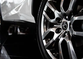 Телега врезалась в Lexus: курганец получит от сети «Магнит» более 100 тысяч за поврежденную иномарку 