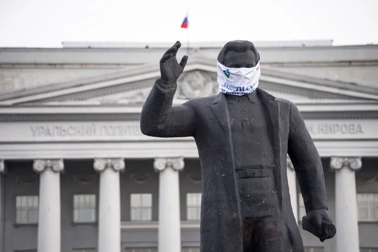 Памятники Екатеринбурга в медицинских масках. Екатеринбург