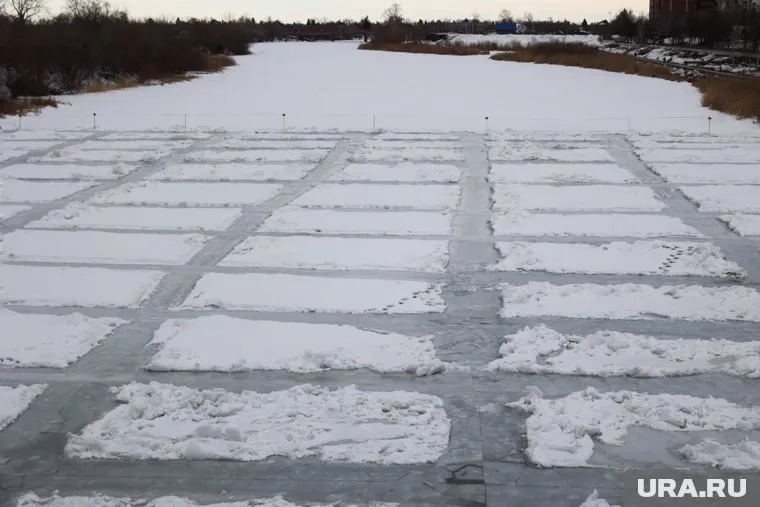 Лед режут на квадраты, чтобы он ломался на мелкие фрагменты