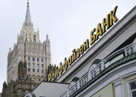 Райффайзенбанк предупредил о массовых сбоях из-за отзыва лицензии Qiwi