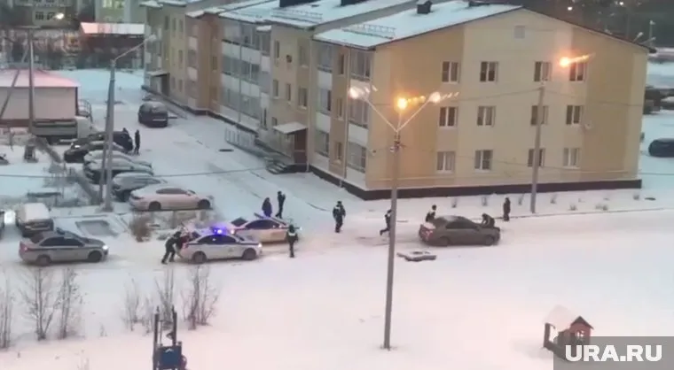 В ролике хорошо видно как прохожего везут на капоте автомобиля