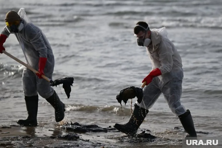 Мазут из двух затонувших танкеров выбросило в районе мыса Змеиный и крепости Ени-Кале