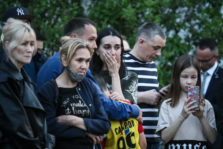 Стихийный мемориал у гимназии №175 в Казани. Казань