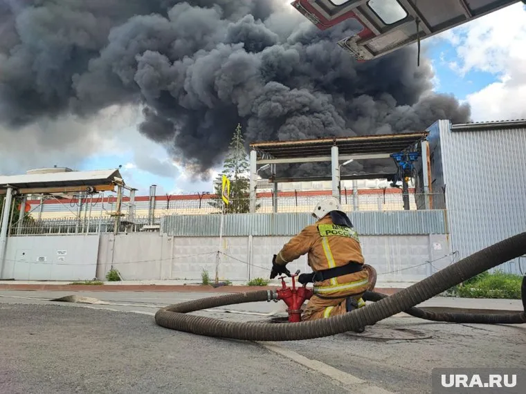В Екатеринбурге горит цех с химической продукцией