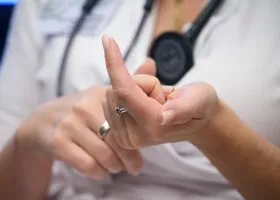 Главврач кардиоцентра Сургута прервала отпуск из-за массового отравления людей