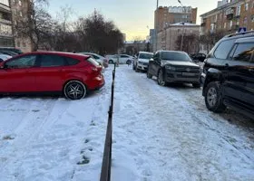 У ЖД-вокзала в Екатеринбурге снова появились колеи, а в переходах опасно