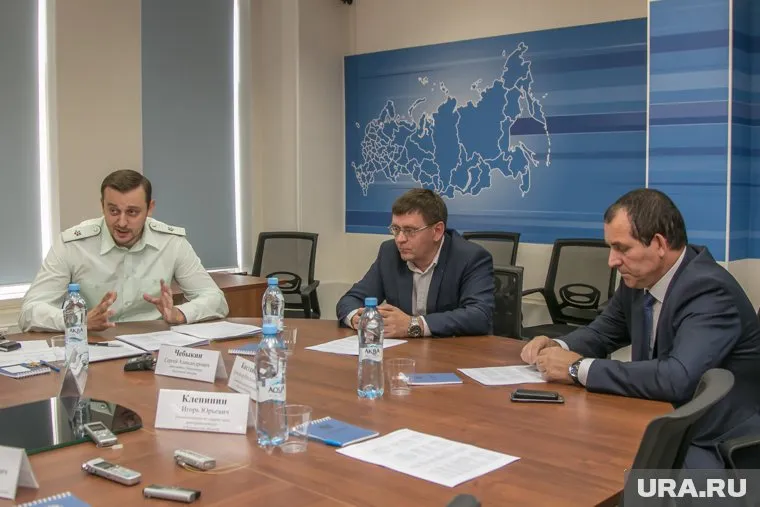 Перебежчиков допросили с пристрастием местные чиновники Владимир Рыжук (слева), Сергей Чебыкин (в центре) и представитель уральского полпреда Александр Кистанов