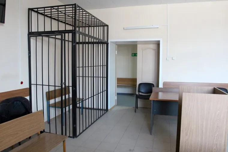 Зал городского судаКурган, клетка, суд, скамья подсудимых