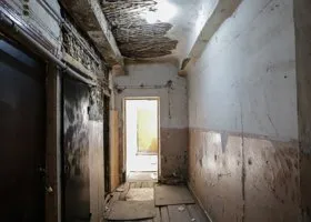 Прокуратура обязала власти пермского города снести опасный для жизни аварийный дом