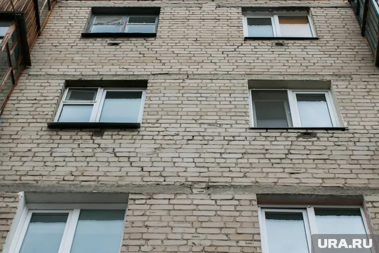 В Когалыме мужчина вытолкнул из окна шестого этажа собутыльника