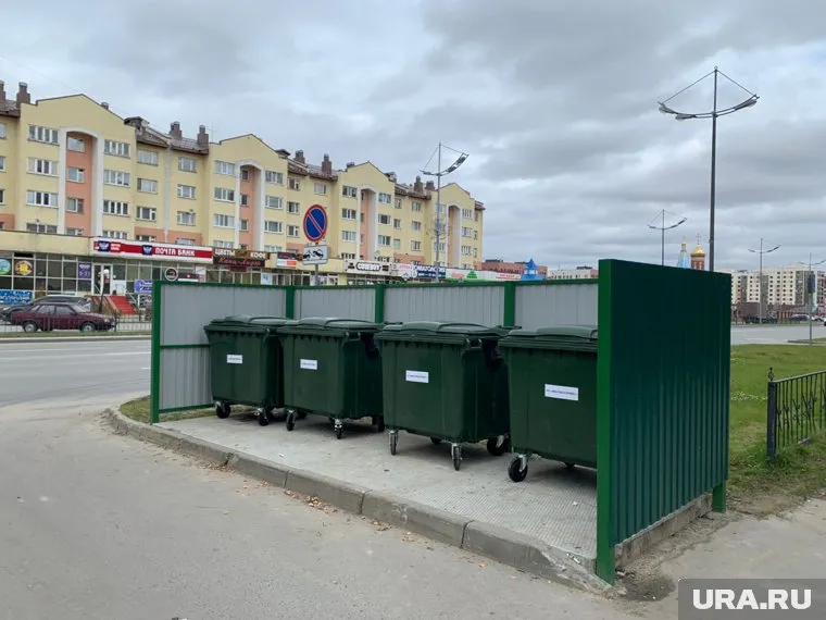 В Новом Уренгое начали обновлять контейнерные площадки и контейнеры для сбора мусора