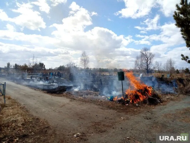Огнем объяты десятки могил