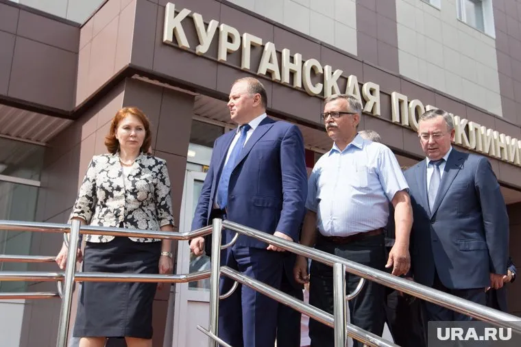 Ларисе Кокориной прошлось подробно отвечать на вопросы Николая Цуканова (в центре)