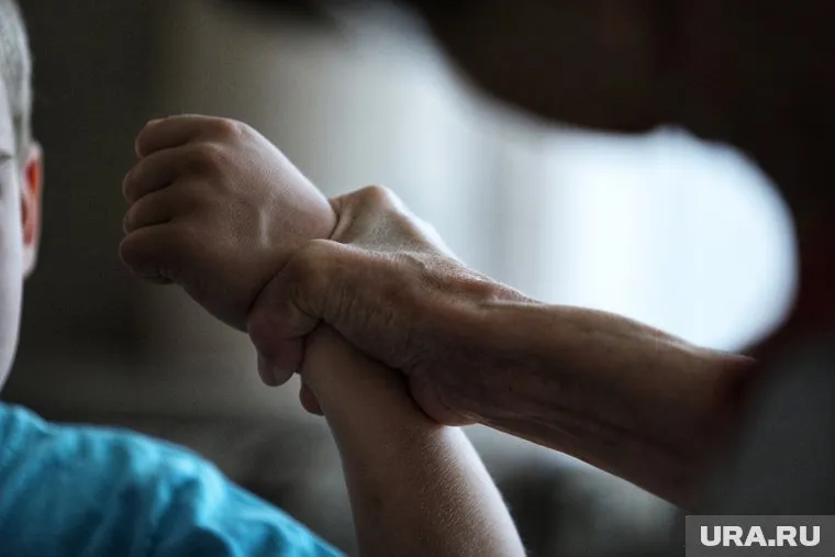 Мужчина выругался и ударил мальчика в лифте