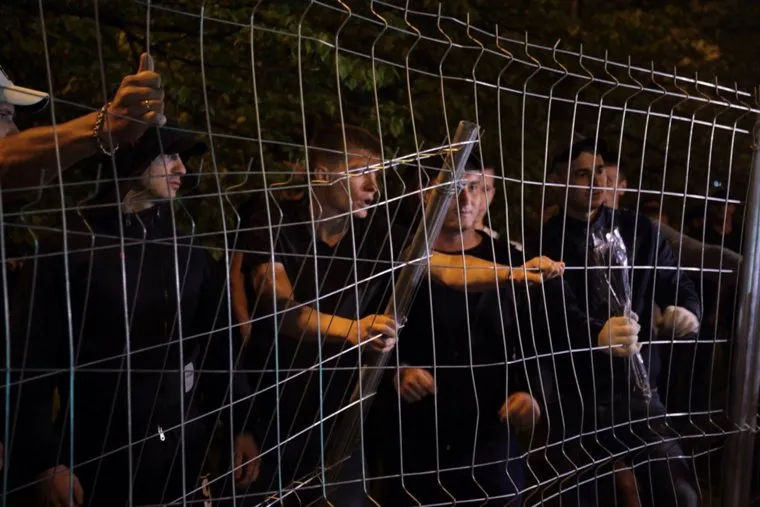 Протест против строительства храма святой Екатерины в сквере около драмтеатра. Екатеринбург