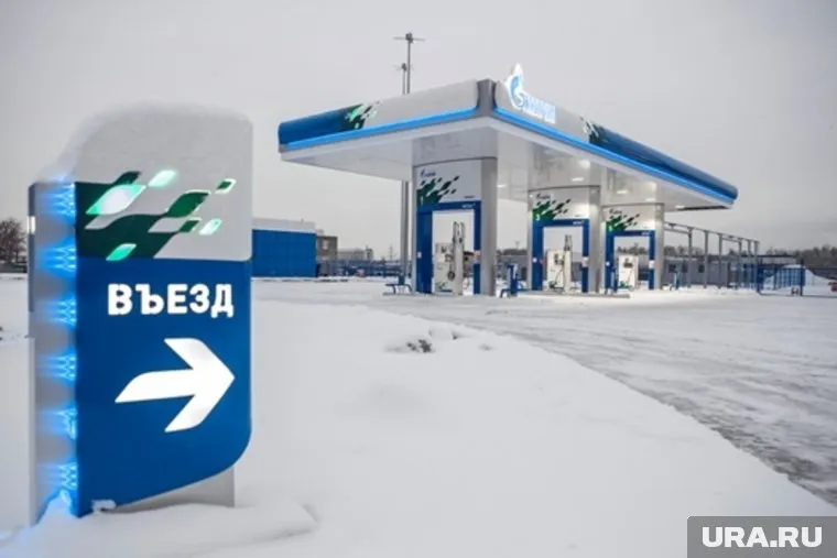 Полицейский УАЗик врезался в заправку