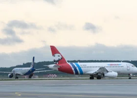 В аэропорту Салехарда самолет прервал взлет из-за резко изменившейся погоды