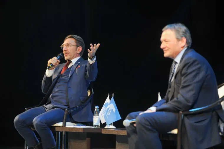 Сергей Шнуров, лидер группировки «Ленинград» и член возглавляемой бизнес-омбудсменом РФ Борисом Титовым «Партии роста», на встрече с партийцами. Челябинск