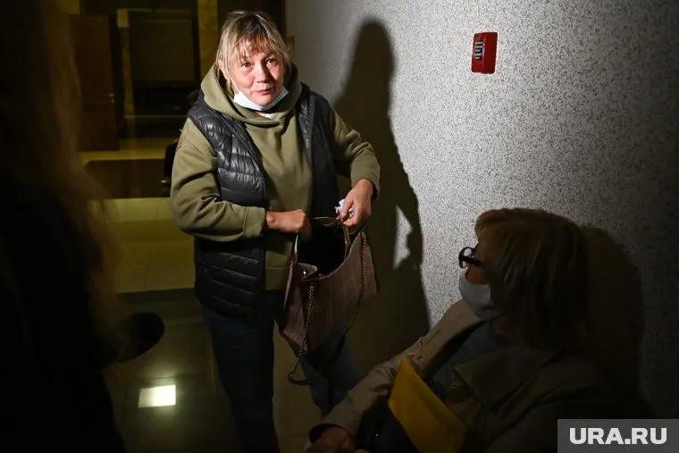 Татьяна Кузнецова (на фото в центре) сказала, что готова разорвать убийцу ее дочери