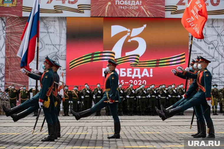 Парад можно будет смотреть онлайн или из-за заграждений