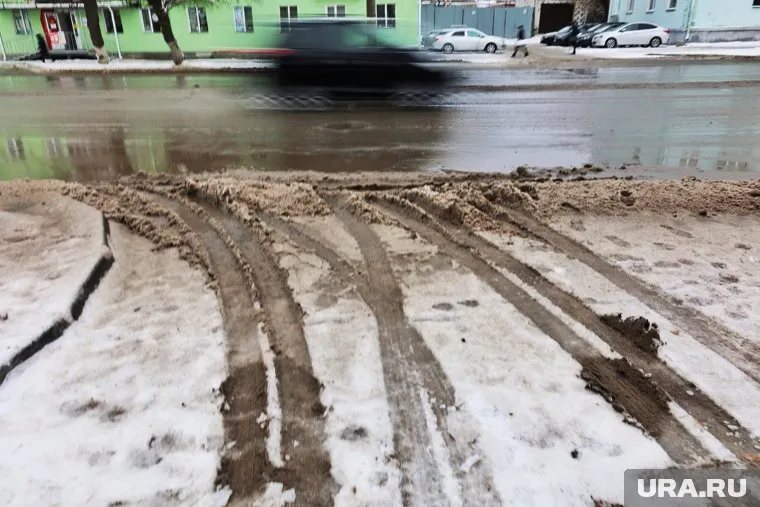 Курганских водителей предупредили о мокром снеге