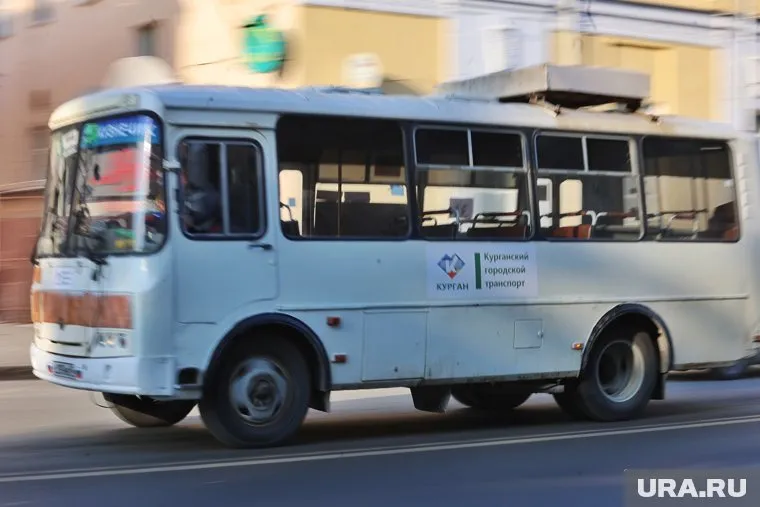 По словам рабочих, им сложно добираться на заводе на автобусах