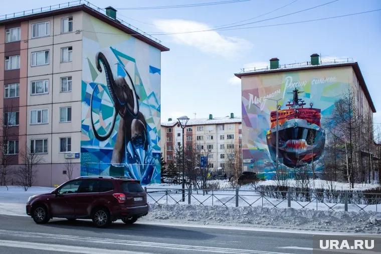 Мурал изображен на стене пятиэтажного дома (архивное фото)