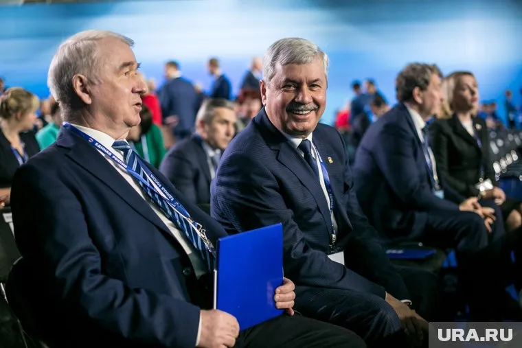 Лидер южноуральских единороссов Владимир Мякуш (в центре) уступил место в Генсовете представителю первички
