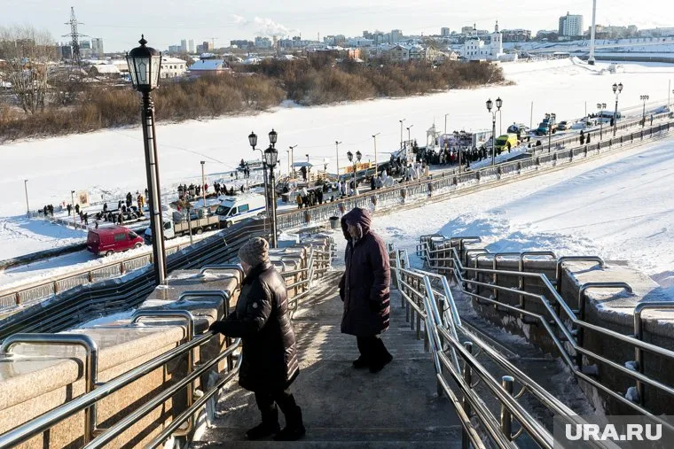 Тюменку нашли на набережной, но по пути в больницу она умерла