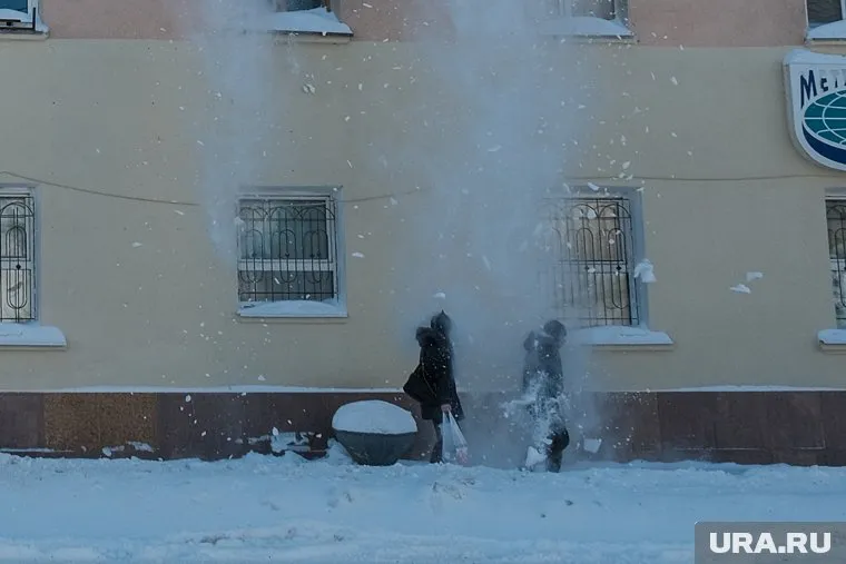 В Кургане сообщили о том, что снег с крыши упал на людей