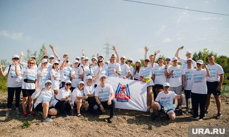 После забега активисты очистили дамбу от пластикового мусора