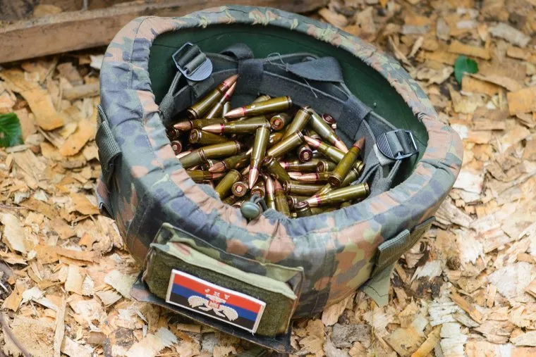 Окопы подразделения "Пятнашка" на передовой. Марьинка, каска, патроны, днр