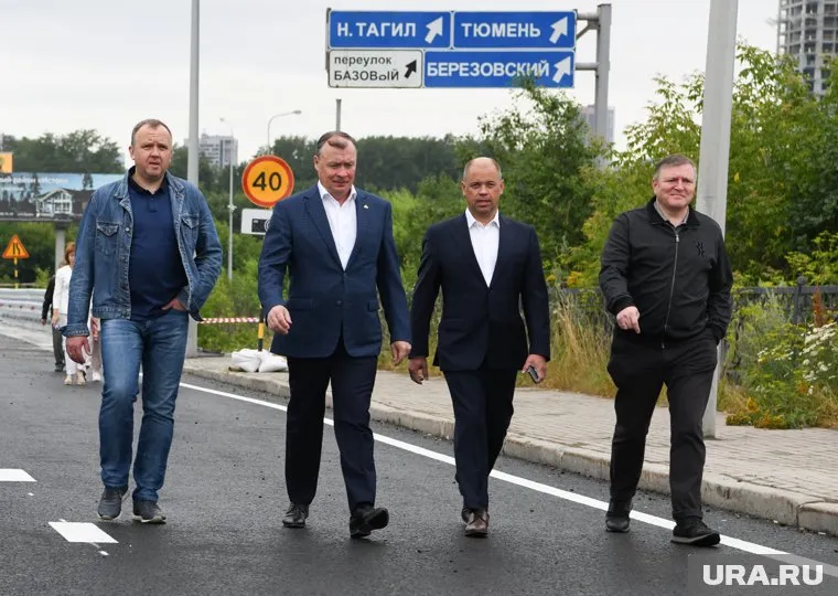 Павел Азанов (слева) руководил МКУ ровно год