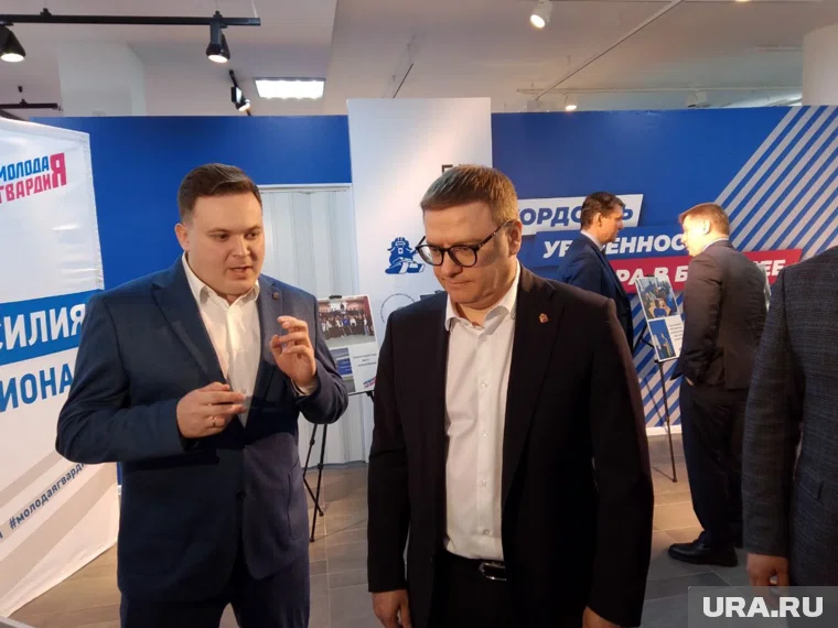 Новый лидер МГЕР Владислав Уланов (слева) пообещал губернатору Алексею Текслеру (справа) кратно нарастить количество мгеровцев в Челябинской области