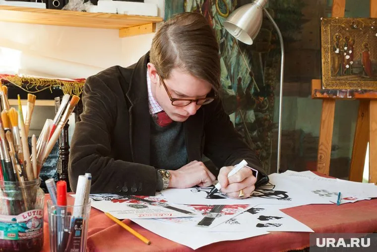 Ростислав Романов лично разработал дизайн часов «Революция»