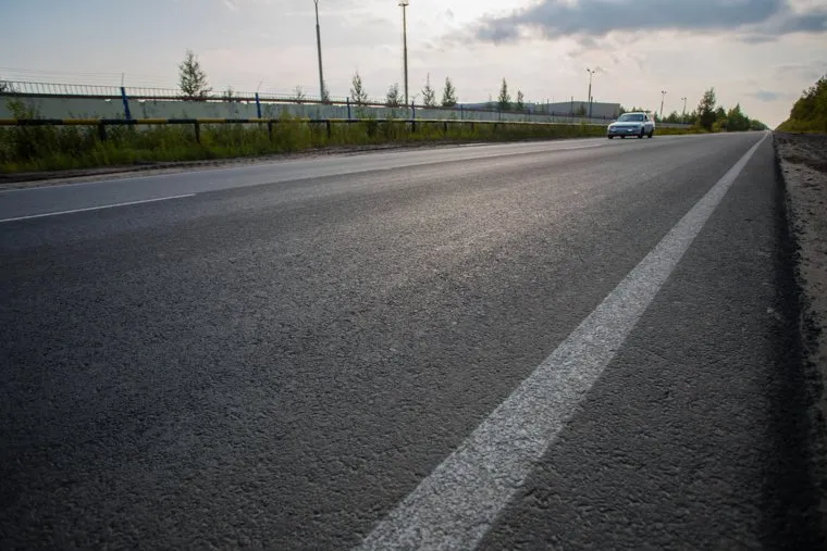 Визит губернатора ХМАО Натальи Комаровой в Сургутский район. Сургут, обочина, разметка, трасса, дорога