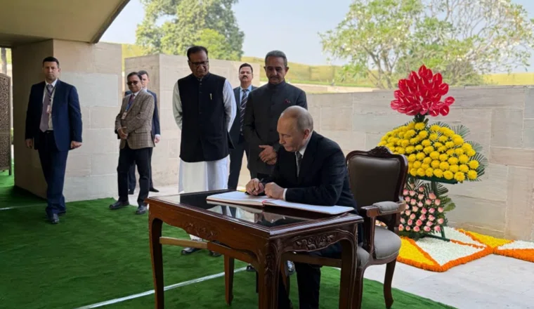 Президент РФ оставил записку и подпись в книге