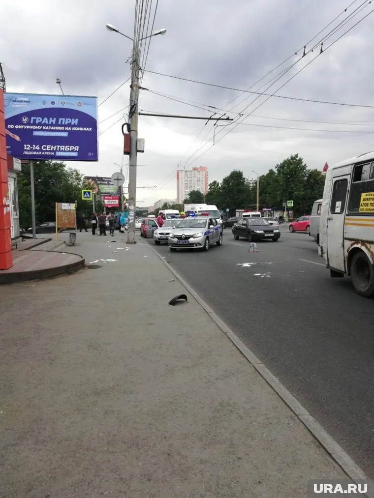 Четверых челябинцев госпитализировали после того, как автомобиль влетел в остановку