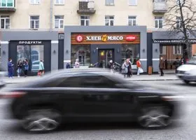 Блогер привязал свою девушку к крыше машины и прокатил по Москве