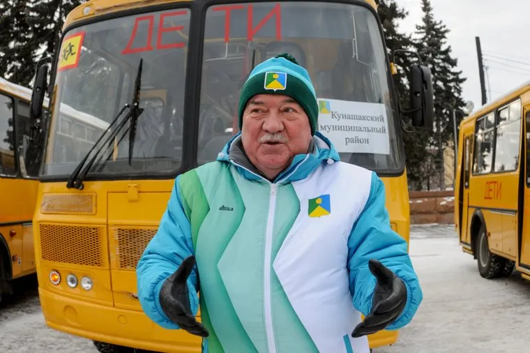 Алексей Текслер вручает новые школьные автобусы образовательным учреждениям. Челябинск