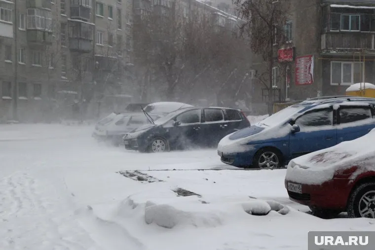 Непогода сковала улицы города