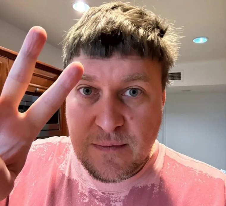 Александр не скрывает, что его доходы сильно просели после отъезда из России